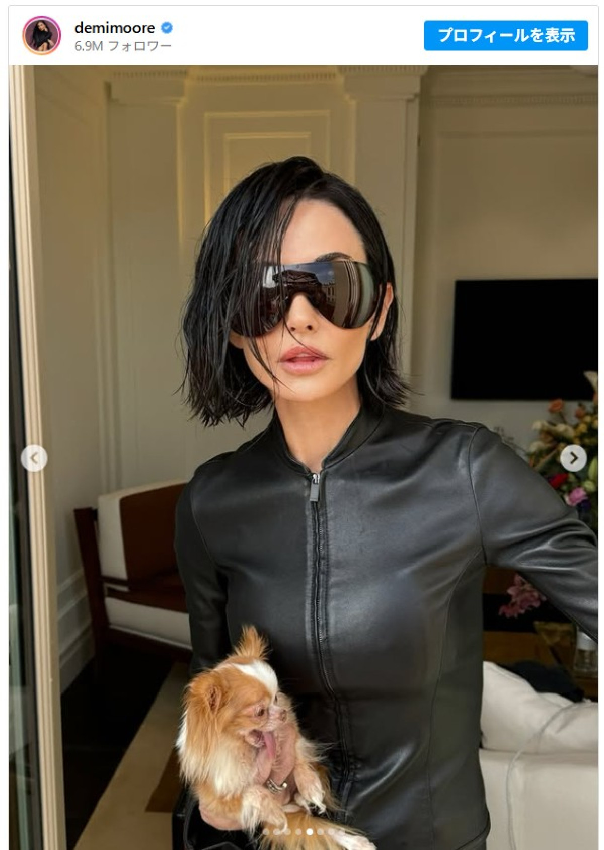 デミ・ムーア、イメージ一新のボブヘアに！　全身ブラックのレザールックで愛犬と登場