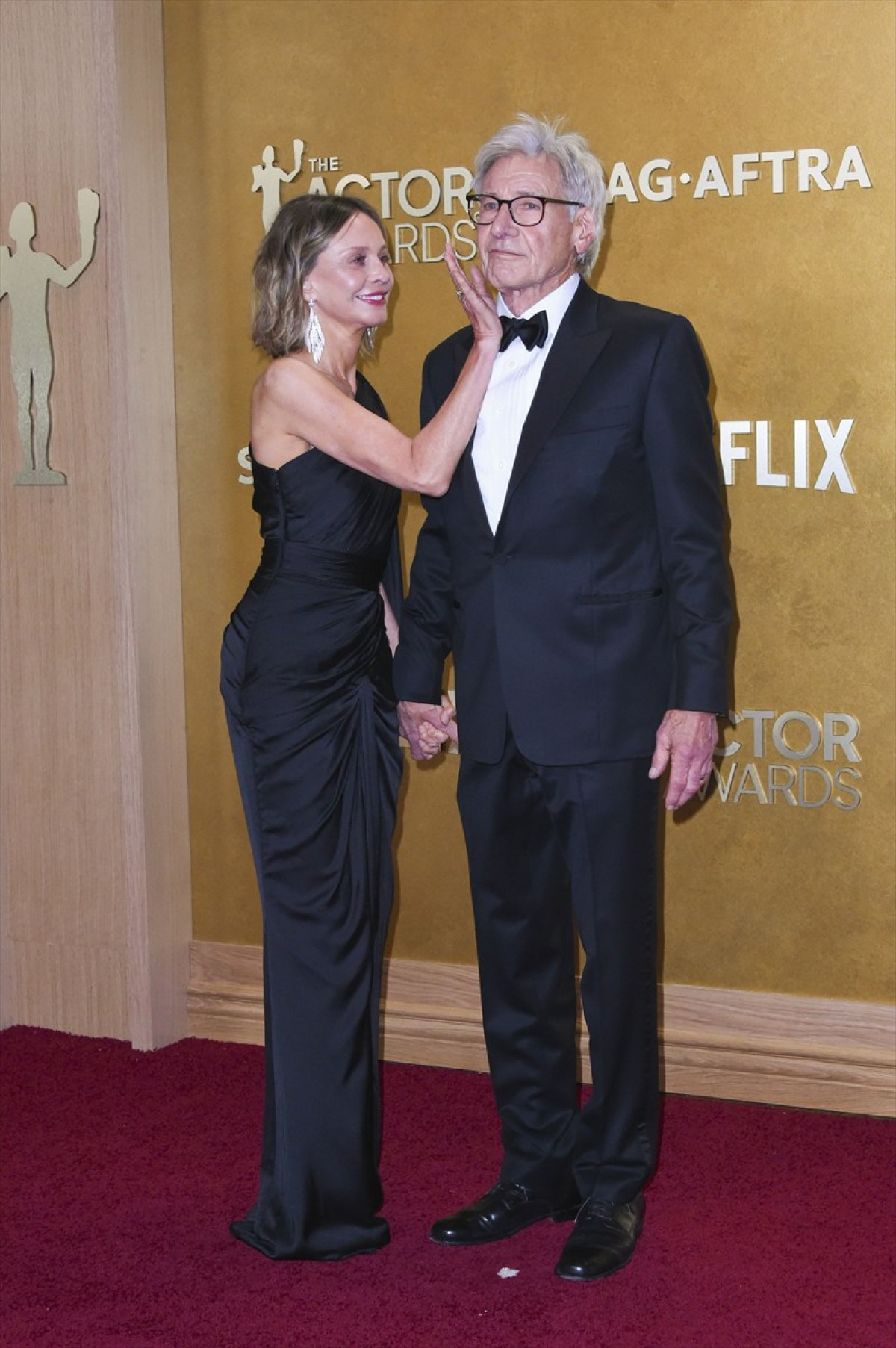 ハリソン・フォード、22歳年下の妻キャリスタ・フロックハートと手をつないで登場