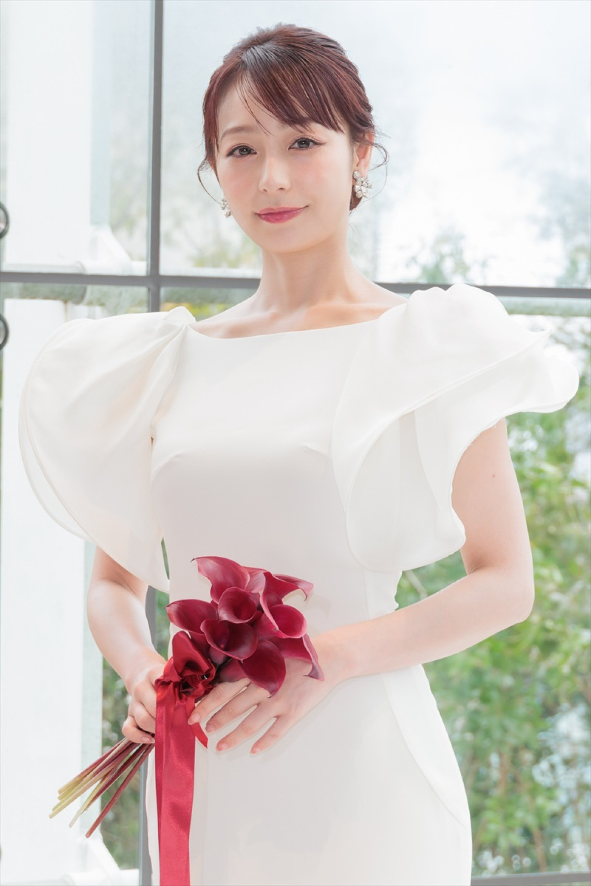 宇垣美里、純白のウェディングドレス姿を披露　理想のパートナーは「見守ってくれる人」