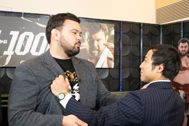 『ウルフアロンから3カウント取ったら1000万円 調印式』より