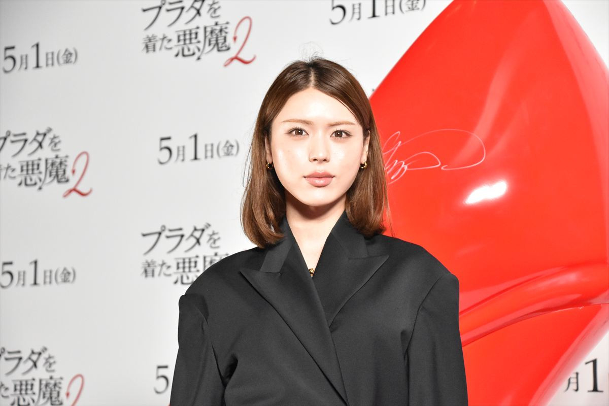 TWICE・MOMO＆SANA『プラダを着た悪魔２』をイメージした真っ赤なドレスで登場！ジャパンアンバサダーに就任