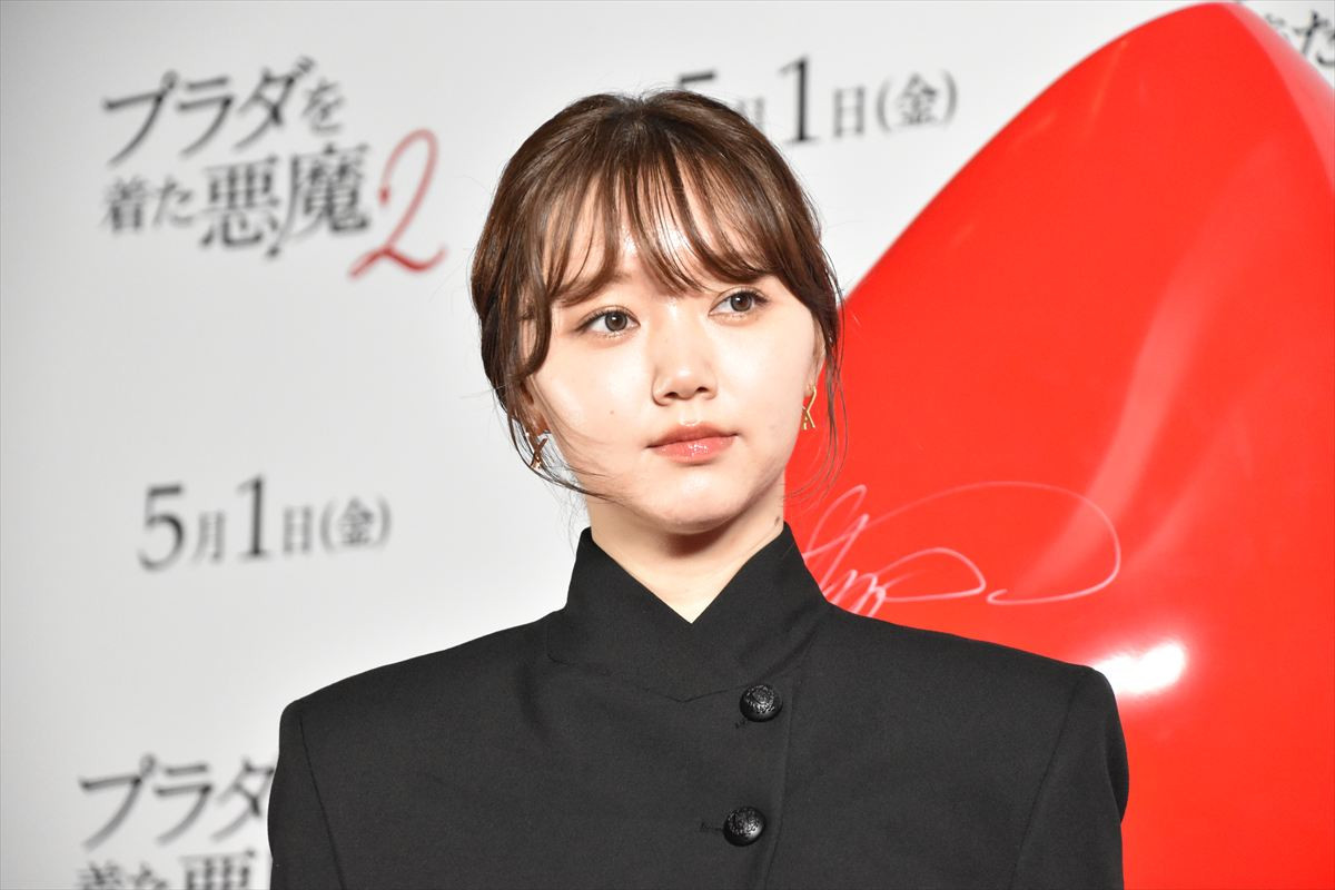 TWICE・MOMO＆SANA『プラダを着た悪魔２』をイメージした真っ赤なドレスで登場！ジャパンアンバサダーに就任