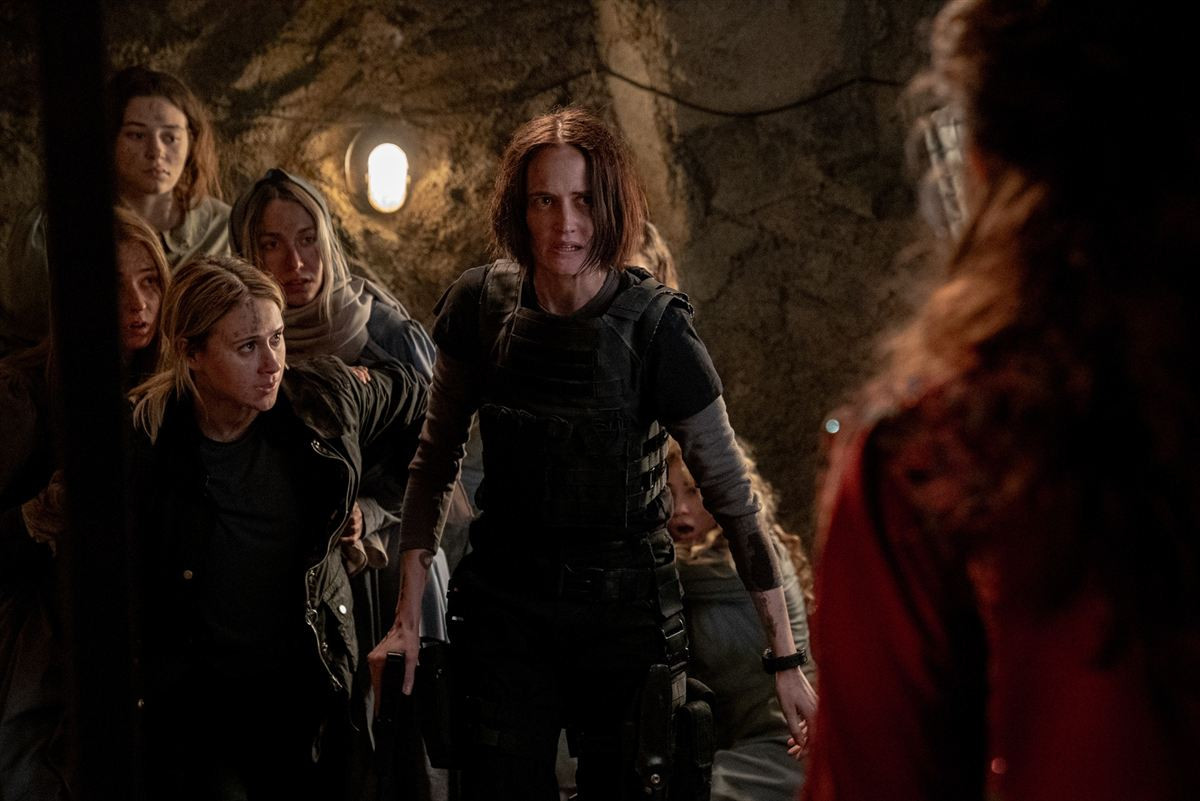 『ダーティ・エンジェルズ』地獄の戦場で見せたエヴァ・グリ―ンの新境地　場面写真解禁