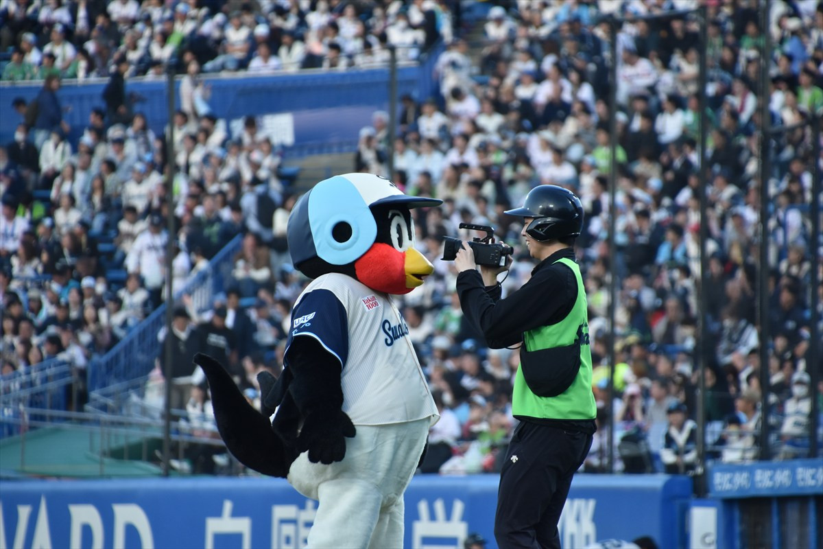 宮野真守、始球式で見事ノーバン　自己採点は「97点」！　マリオポーズで喜び