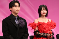 ドラマ『惡の華』記者会見に登場した（左から）鈴木福、あの