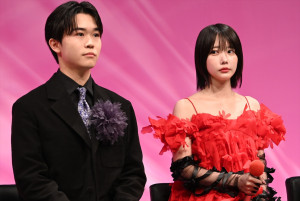 ドラマ『惡の華』記者会見に登場した（左から）鈴木福、あの