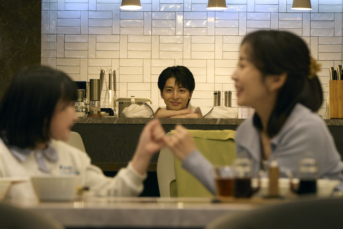 『今夜、秘密のキッチンで』第3話　“あゆみ”木南晴夏、男性の転落事故の記事を見つける