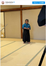 キム・カーダシアン、子どもたちと日本刀を構えてポーズ　※「キム・カーダシアン」Instagram