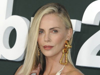 シャーリーズ・セロン、ハワイで子どもたちと休暇　ビーチでリラックスした姿をキャッチ