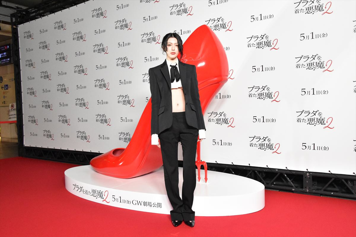 TWICE・MOMO＆SANA『プラダを着た悪魔２』をイメージした真っ赤なドレスで登場！ジャパンアンバサダーに就任