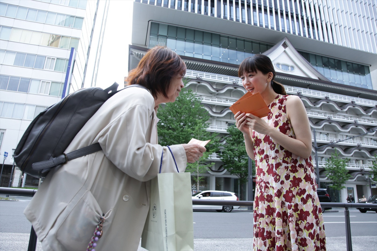 『人はなぜラブレターを書くのか』綾瀬はるかが道頓堀グリコサインにラブレター届ける！　大阪で舞台あいさつ実施