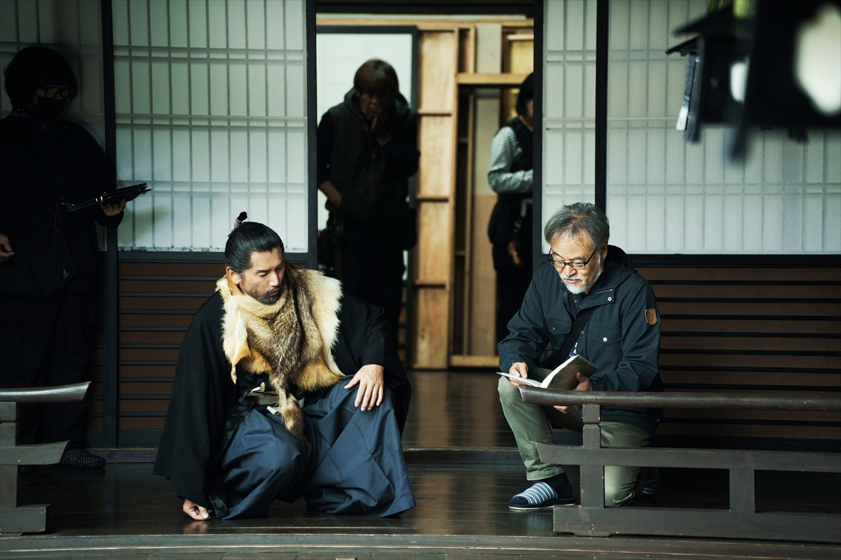本木雅弘主演×黒沢清監督『黒牢城』、豪華キャストが“新しい時代劇映画の古典”に挑んだ舞台裏に迫る！【撮影現場レポート】