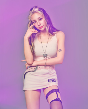 鈴木ユリアアーティスト写真