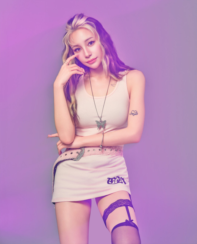 鈴木ユリアアーティスト写真