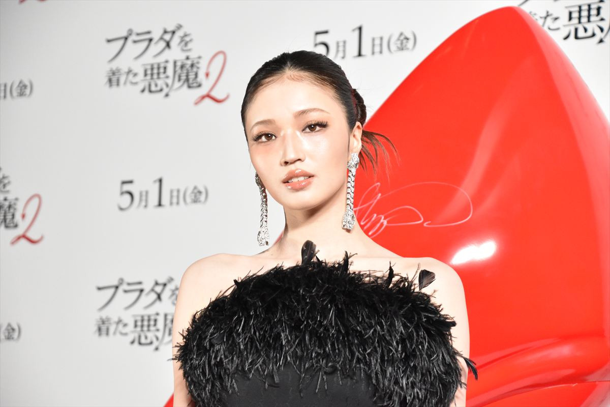 TWICE・MOMO＆SANA『プラダを着た悪魔２』をイメージした真っ赤なドレスで登場！ジャパンアンバサダーに就任