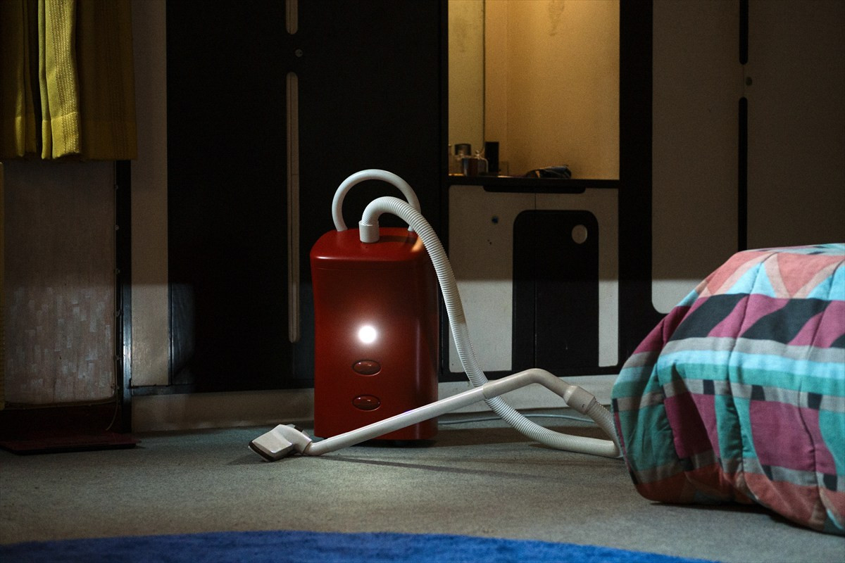 死んだ妻は“掃除機”の姿で帰ってきた　映画『ユースフル・ゴースト』7月10日公開