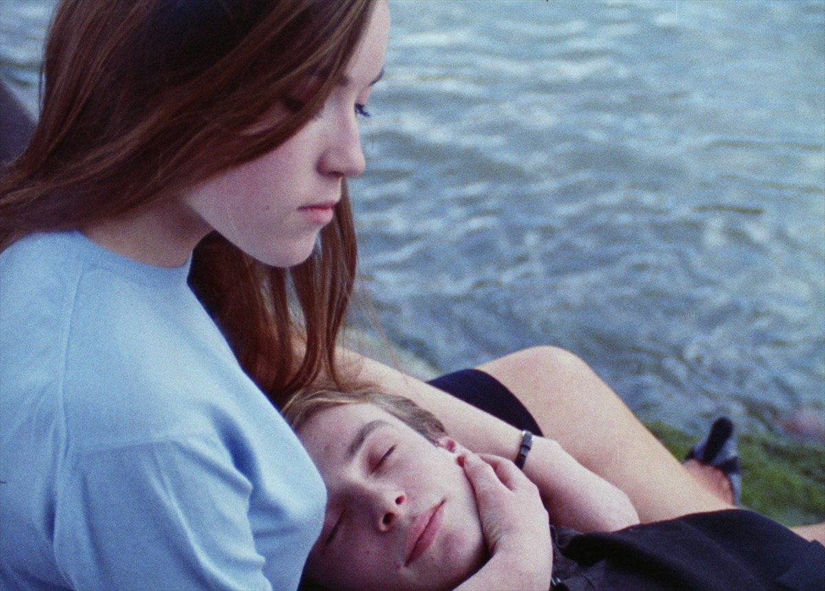 ジャン＝ピエール・レオ、アラン・ドロンらスター俳優がカメオ出演する映画『海辺の恋』よりアザーカット解禁