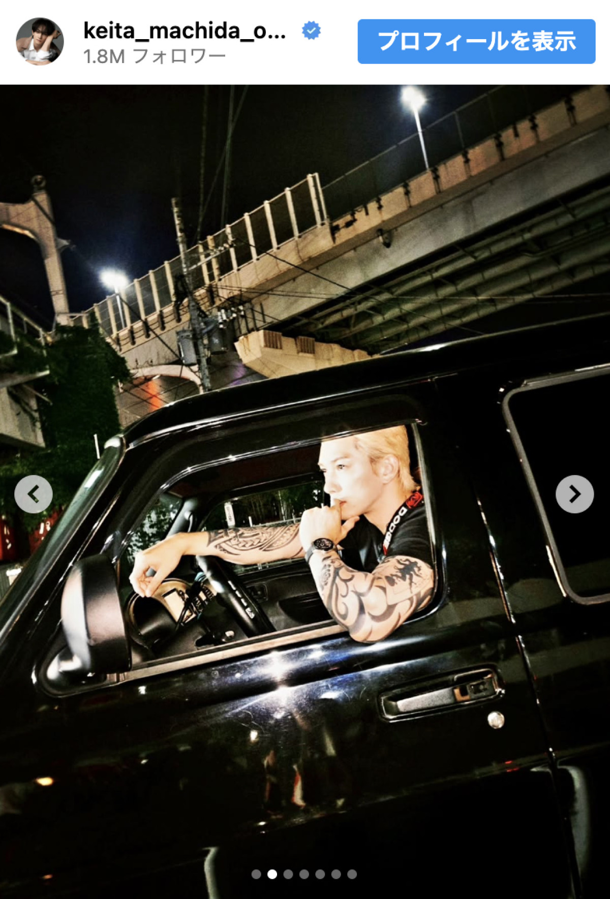 人気イケメン俳優、ごりごりタトゥー姿　“愛犬”と戯れるギャップに「メロメロな表情がいい」