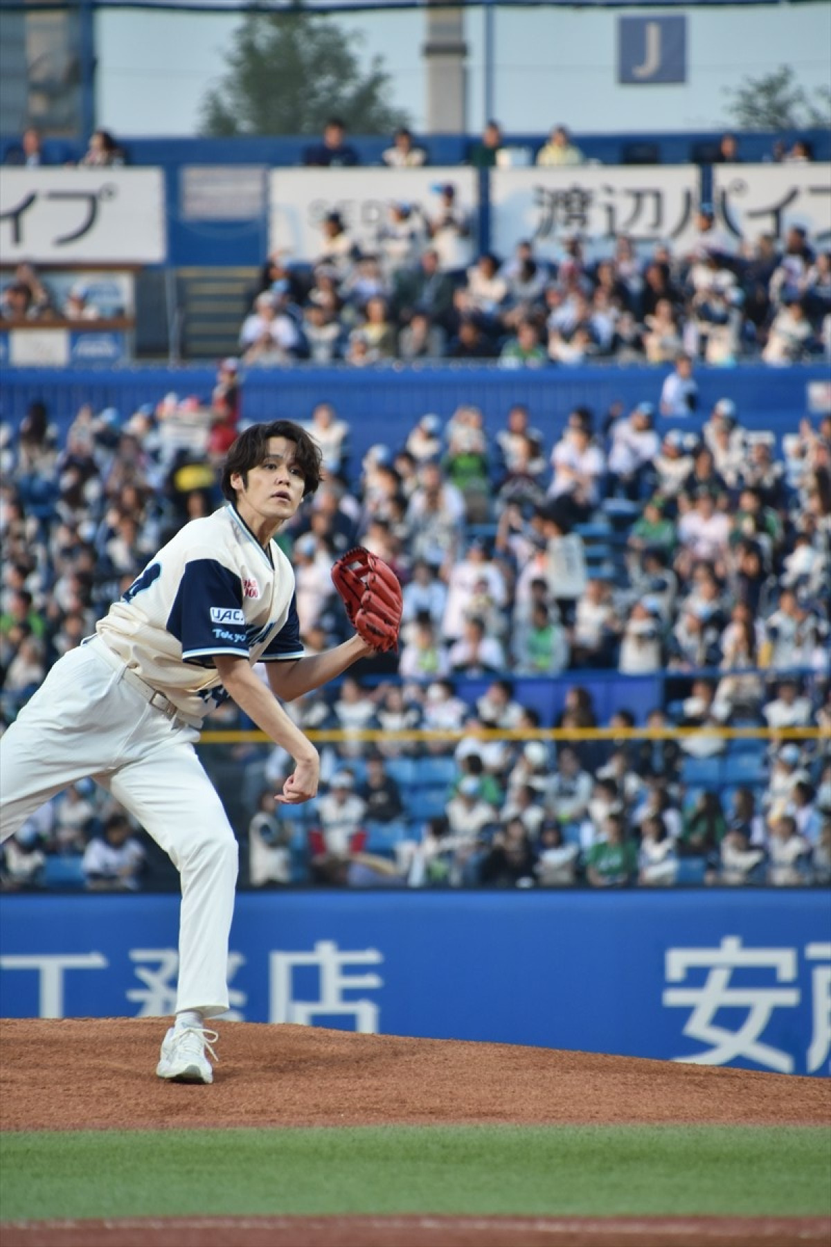 宮野真守、始球式で見事ノーバン　自己採点は「97点」！　マリオポーズで喜び