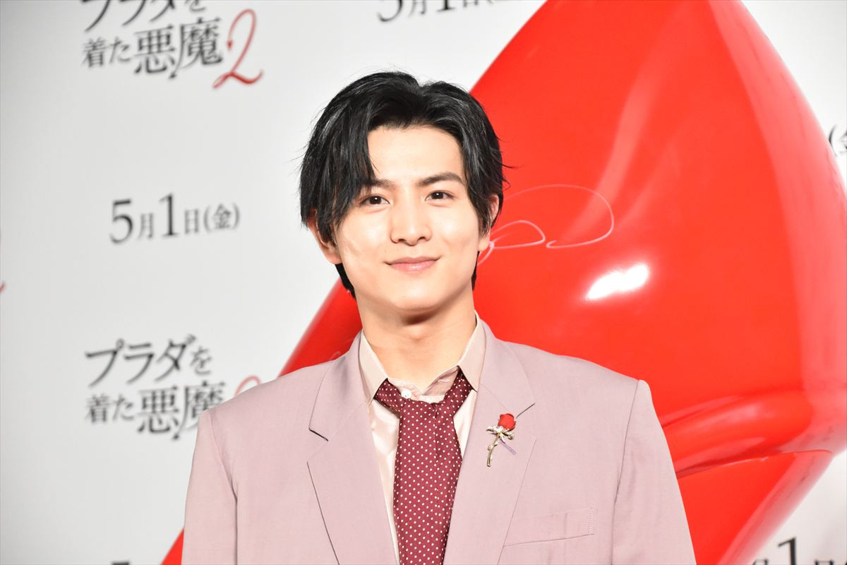 TWICE・MOMO＆SANA『プラダを着た悪魔２』をイメージした真っ赤なドレスで登場！ジャパンアンバサダーに就任