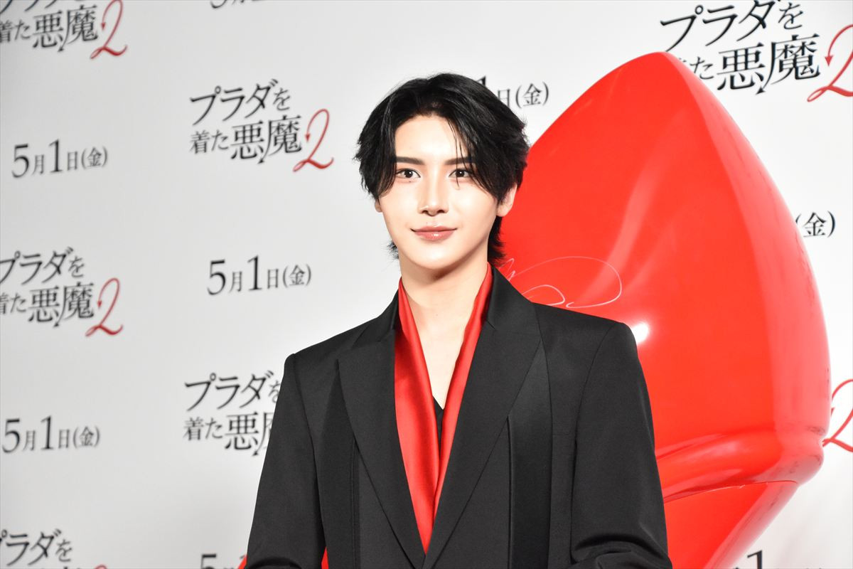 TWICE・MOMO＆SANA『プラダを着た悪魔２』をイメージした真っ赤なドレスで登場！ジャパンアンバサダーに就任