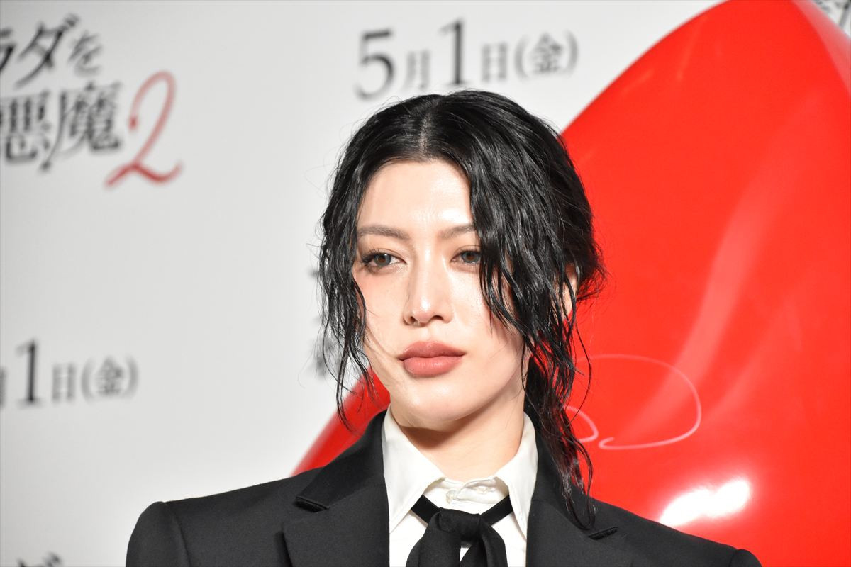 TWICE・MOMO＆SANA『プラダを着た悪魔２』をイメージした真っ赤なドレスで登場！ジャパンアンバサダーに就任