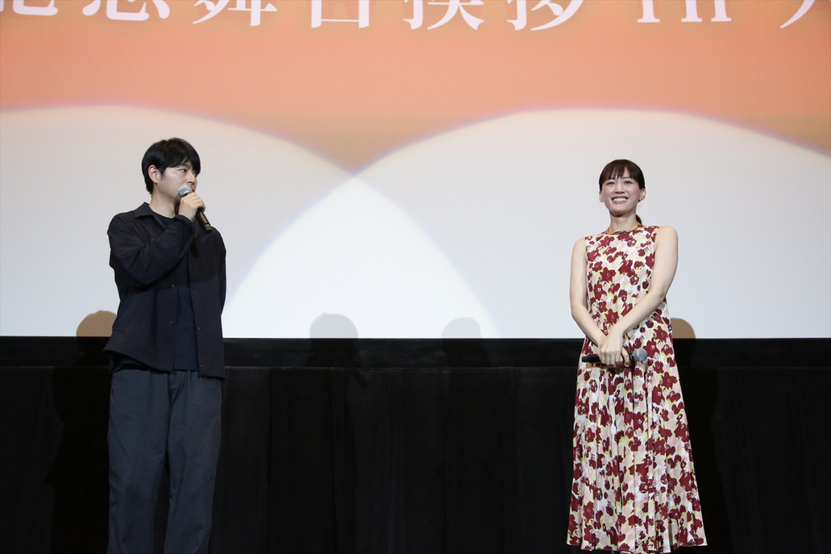 『人はなぜラブレターを書くのか』綾瀬はるかが道頓堀グリコサインにラブレター届ける！　大阪で舞台あいさつ実施