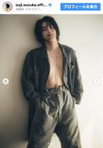 写真家の末長真が撮影したソロショット　※「鈴鹿央士」Instagram