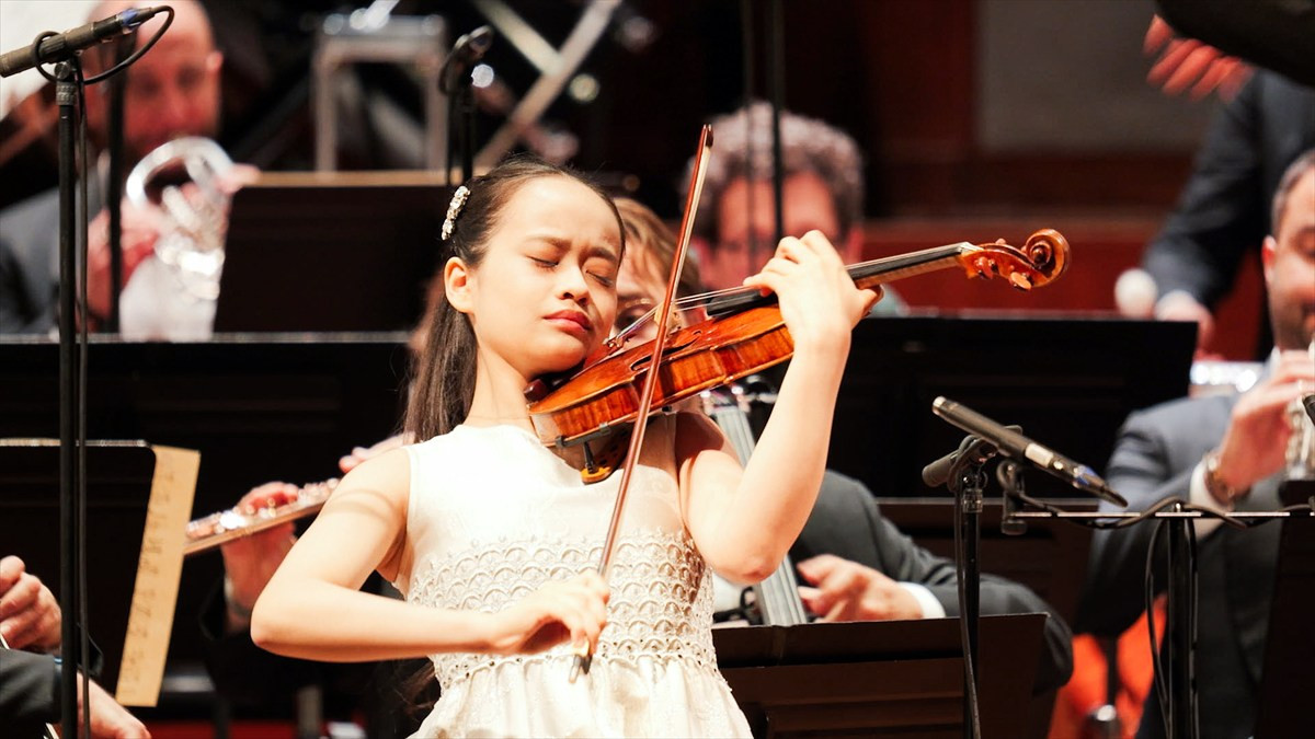 世界で活躍する14歳のバイオリニスト・HIMARI、デビューイヤーの“1年間”に密着