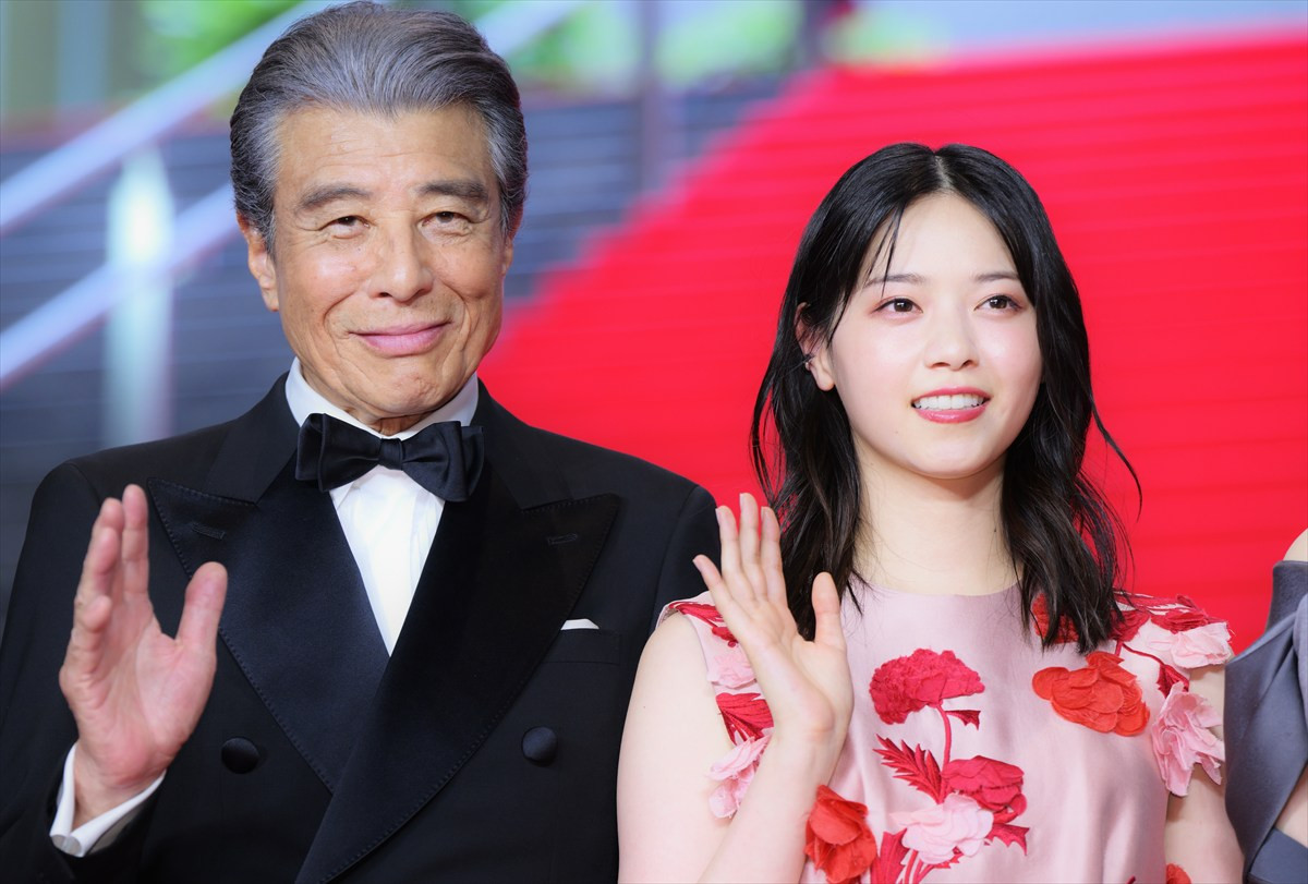 舘ひろし、ドレス姿の西野七瀬を華麗にエスコート！ 「この映画は西野君にかかっています」