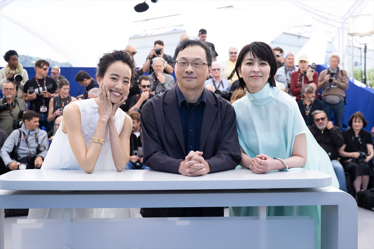 松たか子、爽やかなブルードレスでカンヌ国際映画祭フォトコールに登場