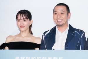 映画『箱の中の羊』初日舞台挨拶に出席した（左から）綾瀬はるか、大悟（千鳥）