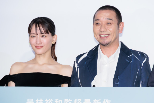映画『箱の中の羊』初日舞台挨拶に出席した（左から）綾瀬はるか、大悟（千鳥）