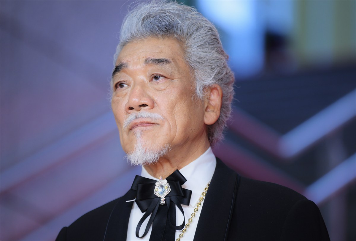舘ひろし、ドレス姿の西野七瀬を華麗にエスコート！ 「この映画は西野君にかかっています」