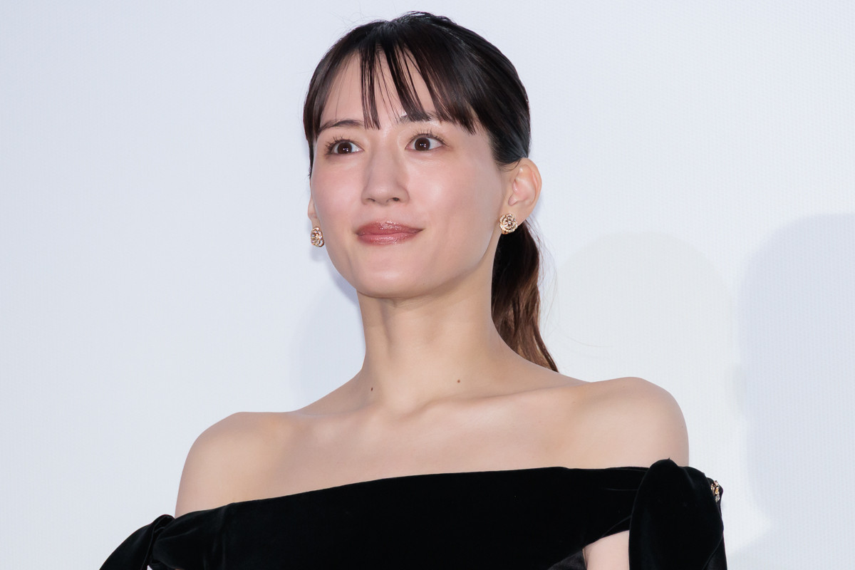 綾瀬はるか、肩出しブラックドレスで登場　千鳥・大悟は膝枕シーンを回顧「にやつかないのは相当すごいこと」