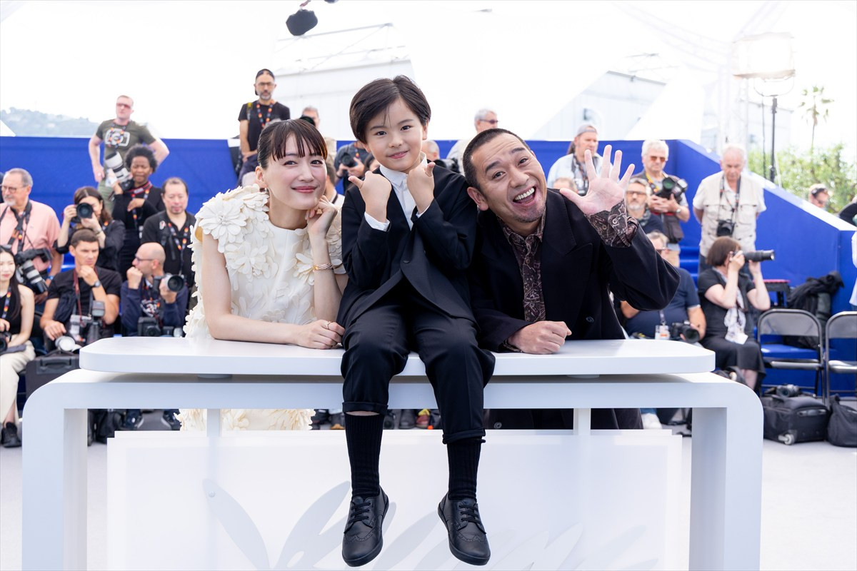 綾瀬はるか、フラワーモチーフの“大人かわいい”白ドレスで登場　カンヌの青空バックに笑顔