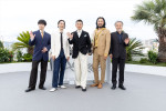 第79回カンヌ国際映画祭フォトコールに登場した（左から）『黒牢城』宮舘涼太、菅田将暉、本木雅弘、青木崇高、黒沢清監督