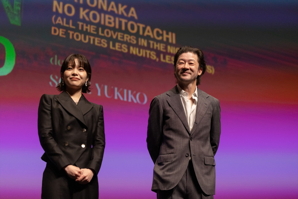 岸井ゆきのがカンヌ初参加！　映画『すべて真夜中の恋人たち』公式上映のスタオベに浅野忠信がガッツポーズ