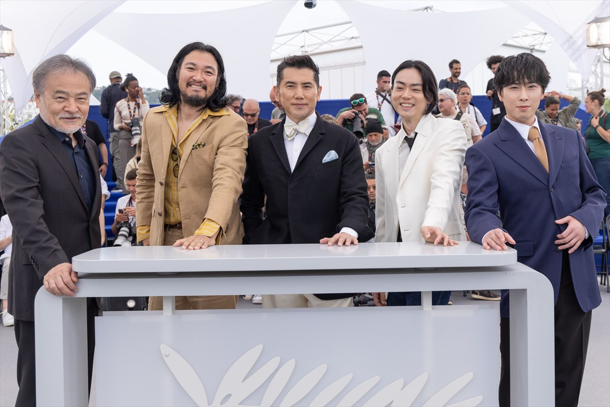 第79回カンヌ国際映画祭フォトコールに登場した（左から）『黒牢城』黒沢清監督、青木崇高、本木雅弘、菅田将暉、宮舘涼太
