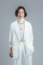 ドラマ『一次元の挿し木』に出演する鈴木保奈美