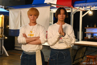 ドラマ『ミッドナイト屋台2～ル・モンドゥ～』より（左から）神山智洋（WEST.）、中村海人（Travis Japan）
