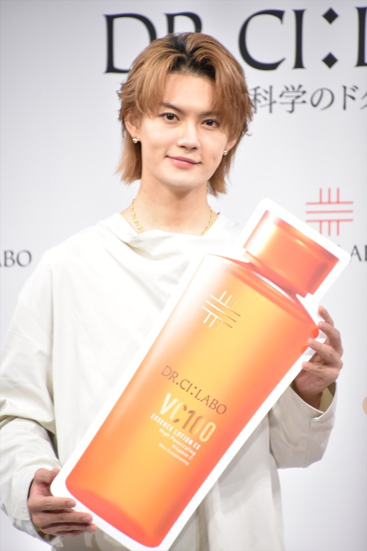 M！LK佐野勇斗、“サービスタイム”に報道陣のシャッター止まらず　新CMは「めちゃビジュいいじゃん」