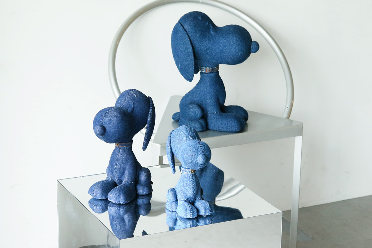 「PEANUTS Cafe」新企画始動! デニム生地のフィギュアなど遊び心あふれるグッズを展開