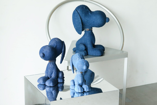 「PEANUTS Cafe」新企画始動！　デニム生地のフィギュアなど遊び心あふれるグッズを展開