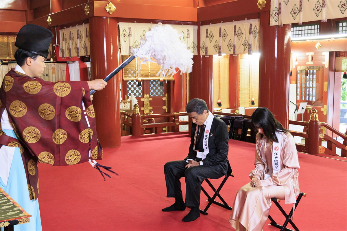 舘ひろし、神田明神に赤いフェラーリと共に登場！　西野七瀬と『免許返納!?』大ヒット祈願