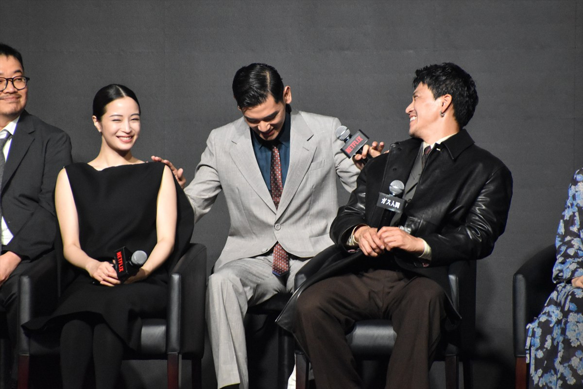『ガス人間』小栗旬ら豪華キャスト集結！　広瀬すず＆林遣都の“兄妹距離感”にほっこり