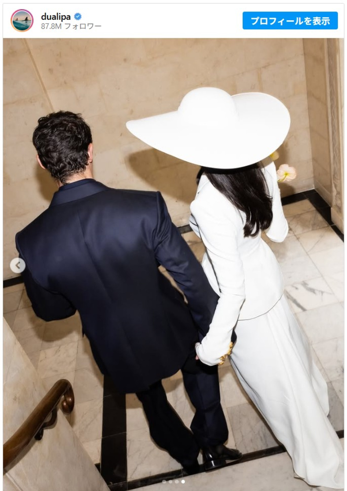 ロンドンの役所で挙式したデュア・リパ　情熱的にキスを交わす結婚式ショット公開