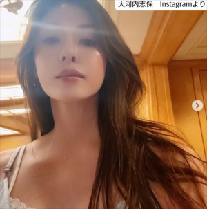 大河内志保、ソロショット　※「大河内志保」Instagram