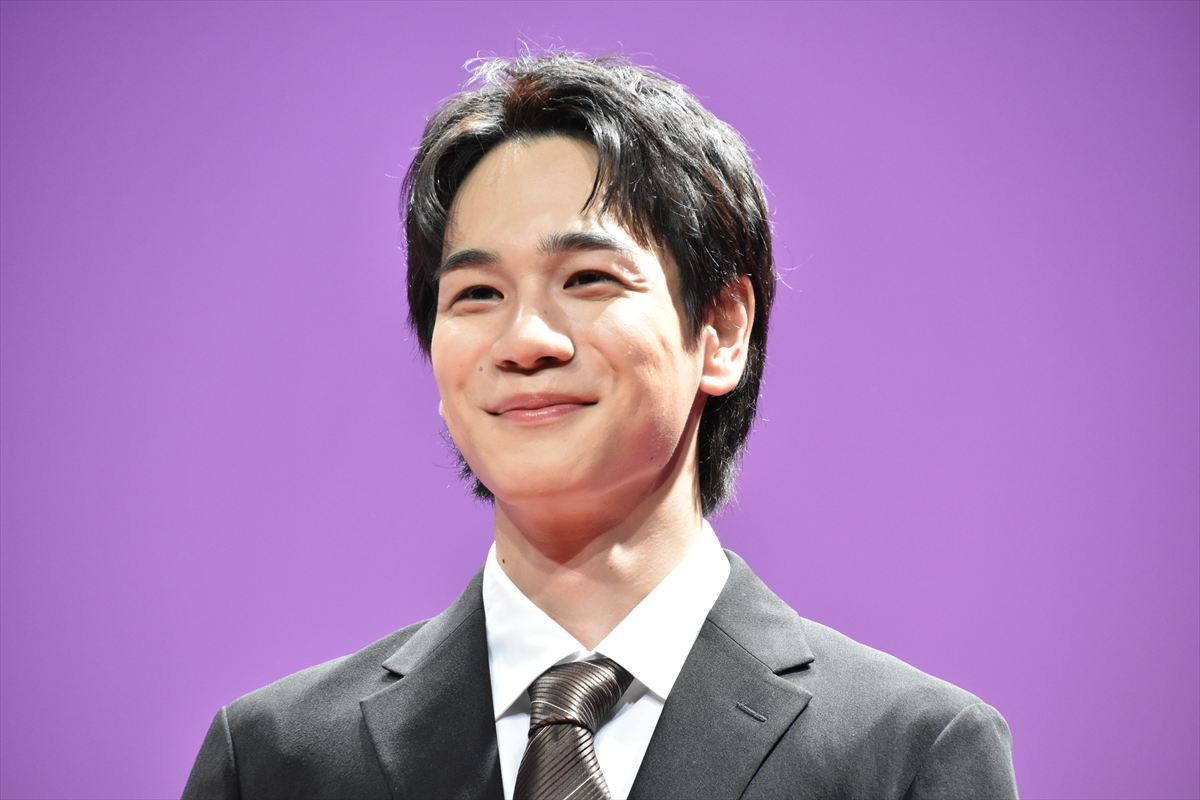 かたせ梨乃、ウエディングドレス姿で豆原一成と“結婚式”再現　「こんなダイナマイトな役は初めて」