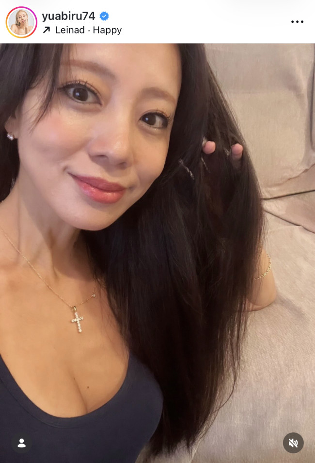 あびる優、ブロンドヘアから黒髪へ　※「あびる優」Instagram